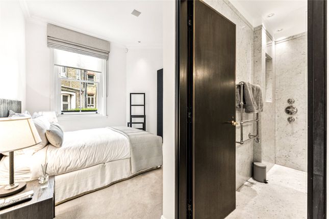 Flat to rent in Pont Street, London