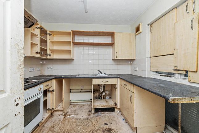 128, Oxley Close, London photo 4