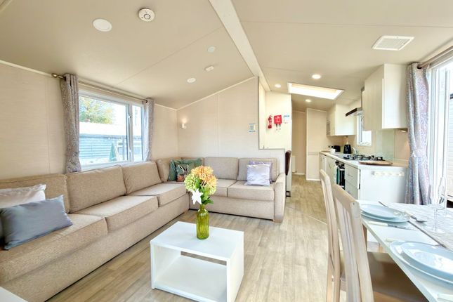 Oaklands Holiday Park, Nr-Clacton-On-Sea photo 2