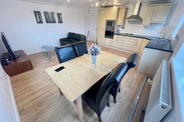 Flat for sale in Treetop Close, Luton, Bedfordshire