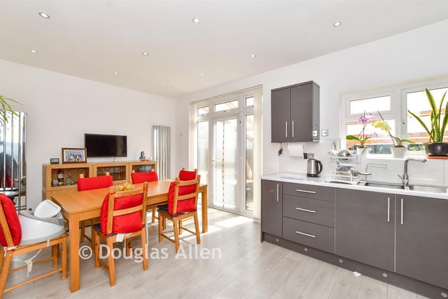 237, Chigwell Road, Woodford Green photo 3