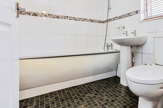 5, Thursfield, Peterborough photo 3