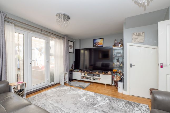 14, Hengist Way, Surrey photo 3