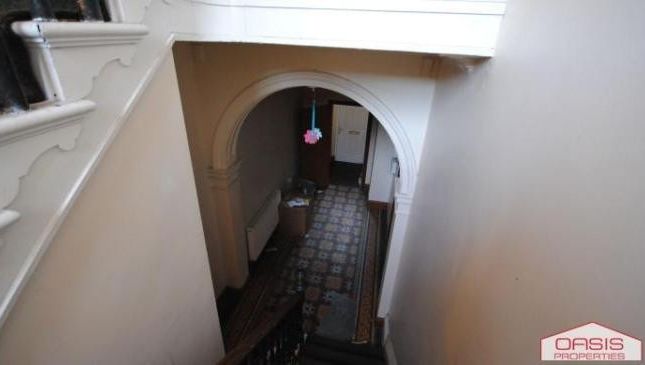 A Well-Maintained Bathroom Featuring A Spacious Sh...