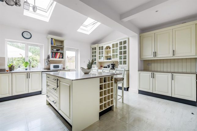 10, Manor Road, South Cheam photo 2