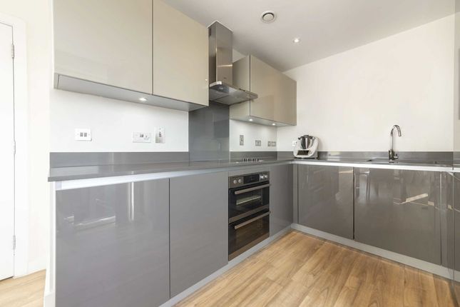 Flat to rent in Finchley Road, London