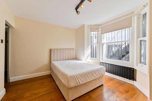 Studio flat on Fairholme Road, Barons Court, £2,903/mo