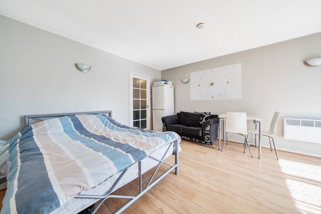 6 Elm View House, Shepiston Lane, Hayes photo 3