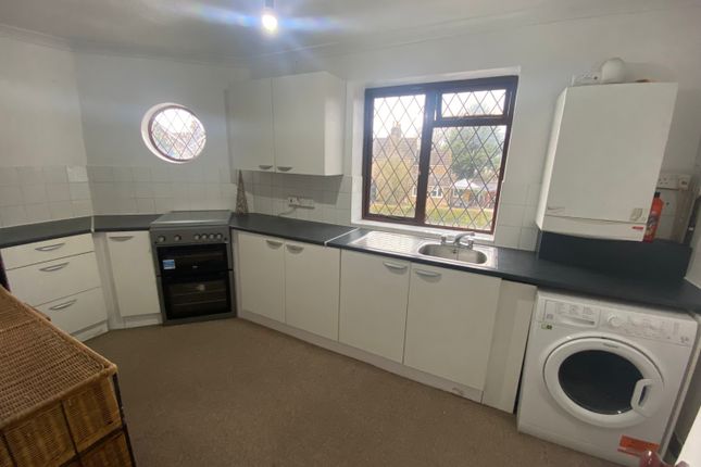 Flat to rent in Wendover Road, Staines