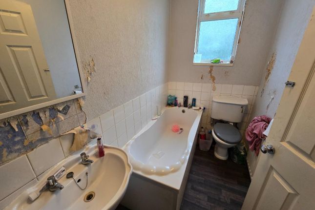 112, Cross Lane, Manchester photo 4