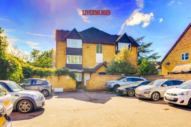 Studio flat on 43, Knights Manor Way, Dartford, £125,000