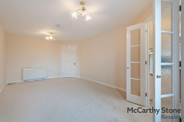 49 Benedict Court, Western Avenue, Newbury photo 3