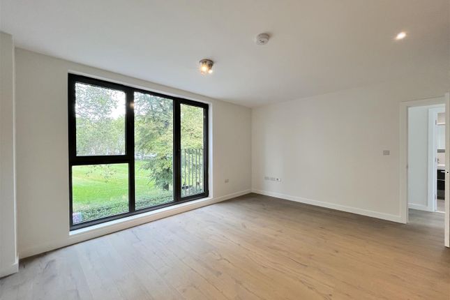 Flat 1 Parkview, 94 Frobisher Road, London photo 3