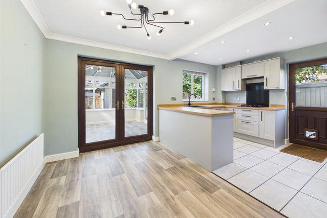 2, Thomas Moore Close, Gloucester photo 2