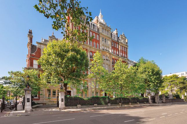 Flat for sale in Rutland Court, London