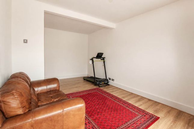 3-bed house on Derwent Drive, Hayes Middlesex, £2,850/mo