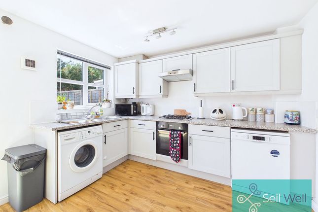 3, Lawndale Drive, Manchester photo 2