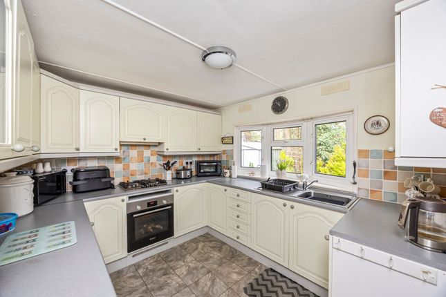 25 Woodpecker Way Turners Hill Park, Crawley photo 3