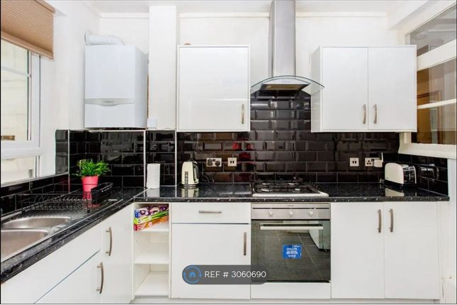 Flat, Carteret House White City Estate, London photo 4