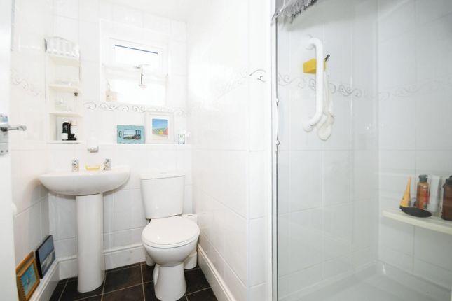 Flat 6 - Bathroom.Jpg