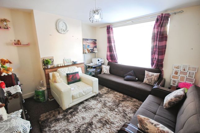 62, King Georges Avenue, Watford photo 3