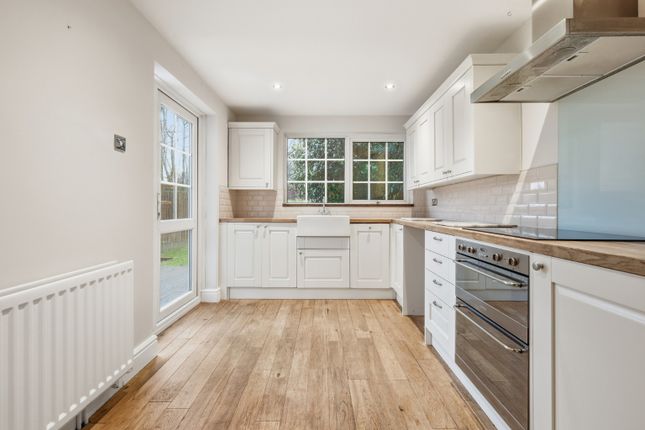 25 Mons Avenue, Billericay, Essex photo 3