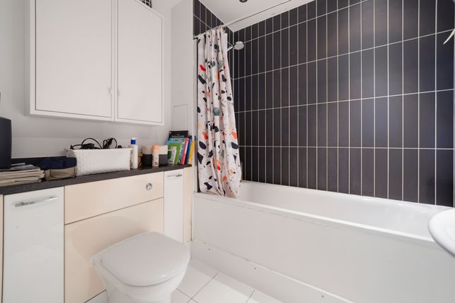 112 Argento Tower, Mapleton Road, Greater London photo 5