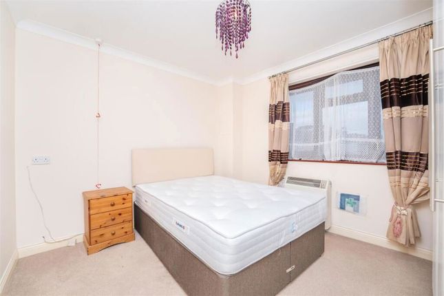Flat 4, Vicarage Farm Road, London photo 2