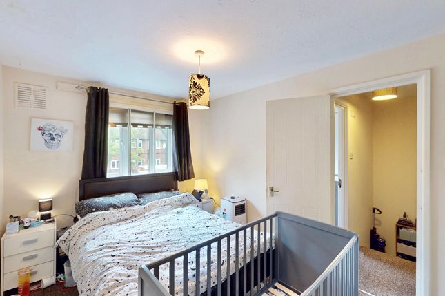 61, Boltons Lane, Harlington photo 4