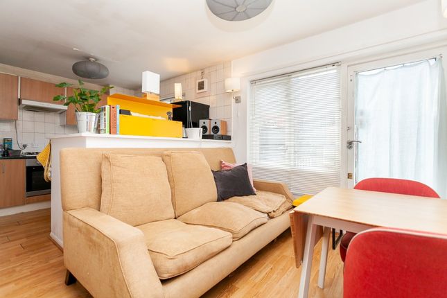7, Phoenix Close, Hackney photo 2