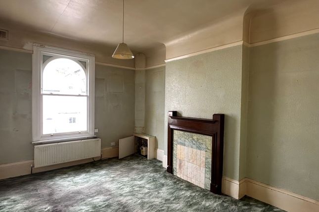 7b, Rosehill Road, London photo 3