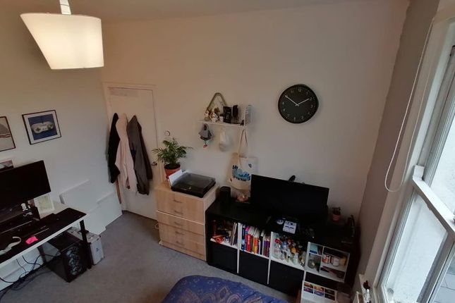 Flat to rent in Yeate Street, London