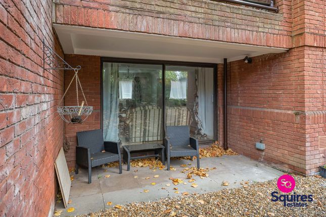 94 Spencer Close, London photo 2