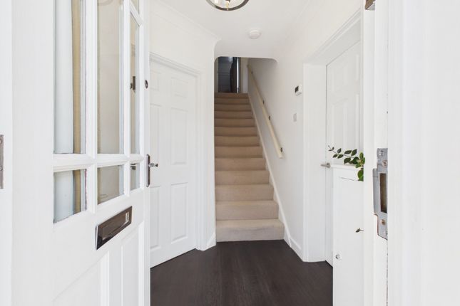 4, Meadow Way, Amersham photo 3