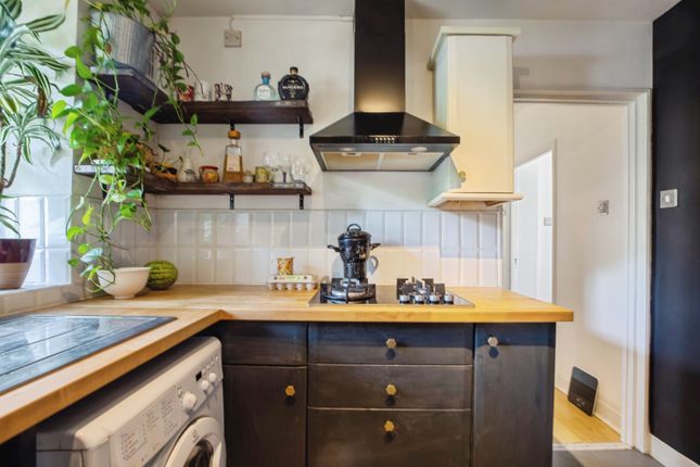111, William Bonney Estate, London photo 3