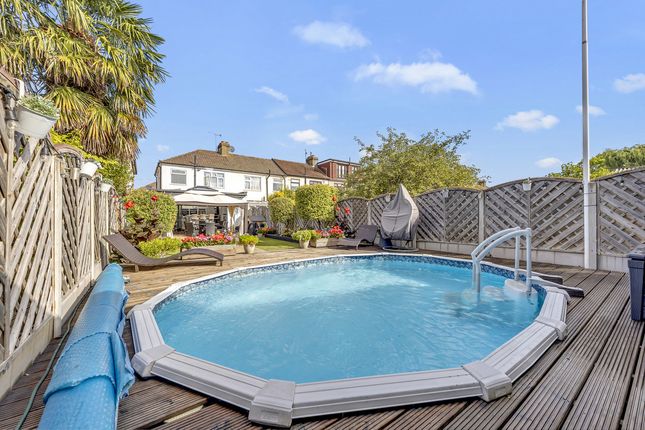 18, Eaton Drive, Romford photo 4