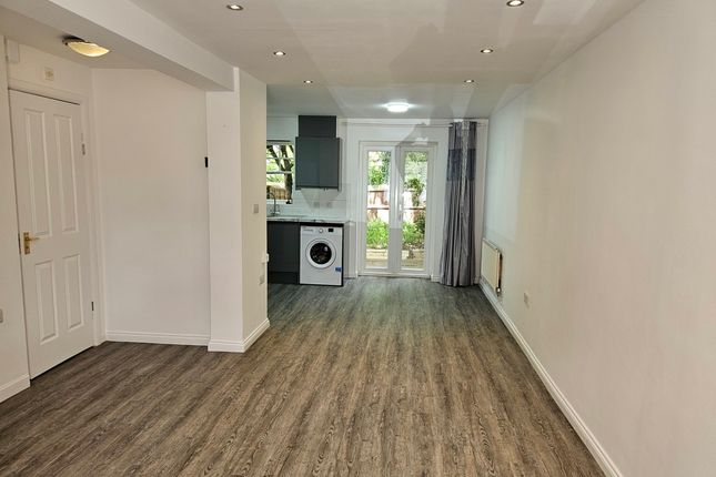 16, Magnolia Gardens, Edgware photo 4