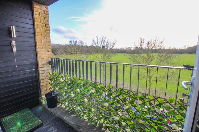 26, Braggowens Ley, Harlow photo 3