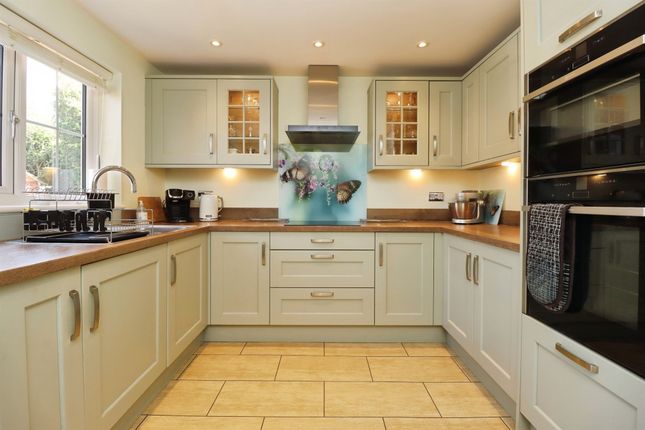 17, Leighton Close, Wellingborough photo 4