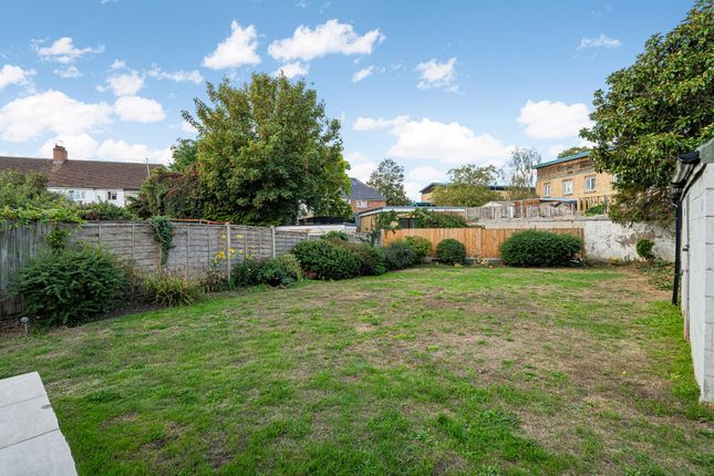5, Plum Garth, London photo 3