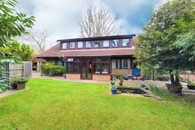 Thumbnail Property for sale in Deans Lane, Walton On The Hill, Tadworth