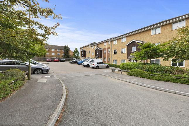 18, Perrett Gardens, Hertford photo 4