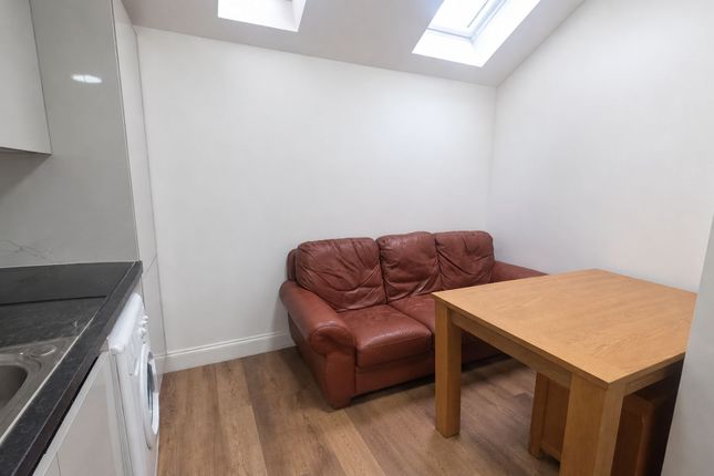 19-B Ashurst Drive, Ilford photo 4