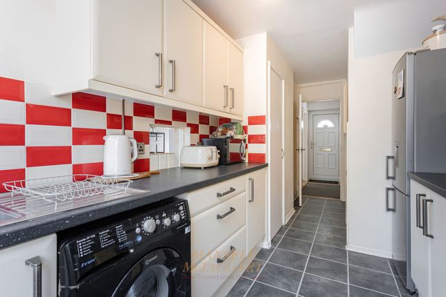 13 Heather Close, Crawley photo 2