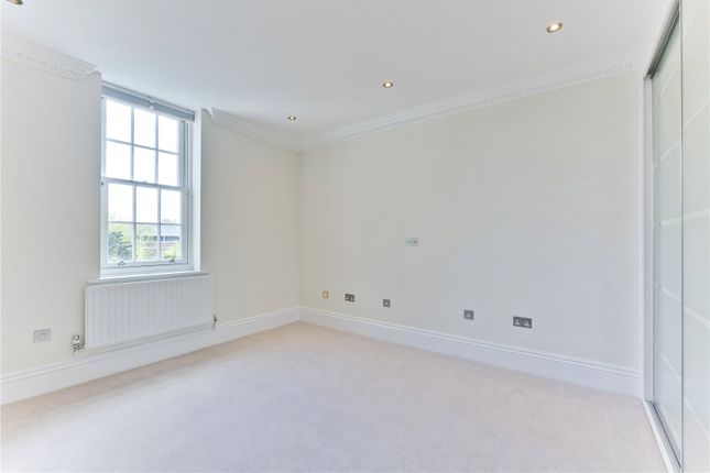 Flat to rent in High Street, Esher, Surrey