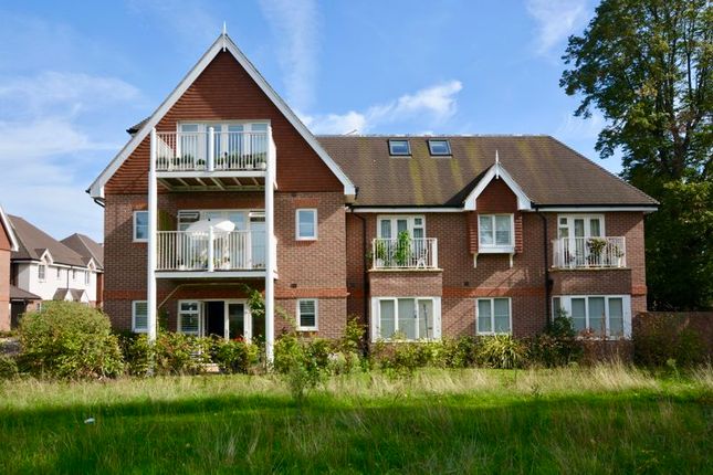 Thumbnail Flat for sale in Pavilion Place, East Molesey