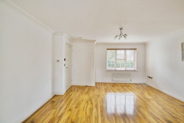 8, Burleigh Close, Romford photo 4