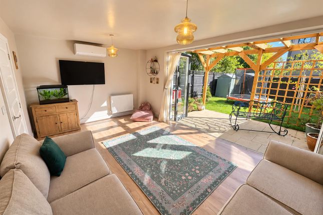 69, Kesteven Way, Corby photo 2