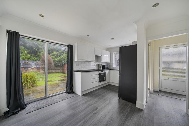 18, Fernheath Way, Dartford photo 3