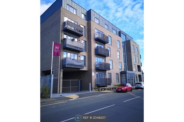 Thumbnail Flat to rent in Petersfield Avenue, Slough